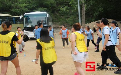 在拓展訓練中我們營造了團隊氛圍，培養了團隊意識