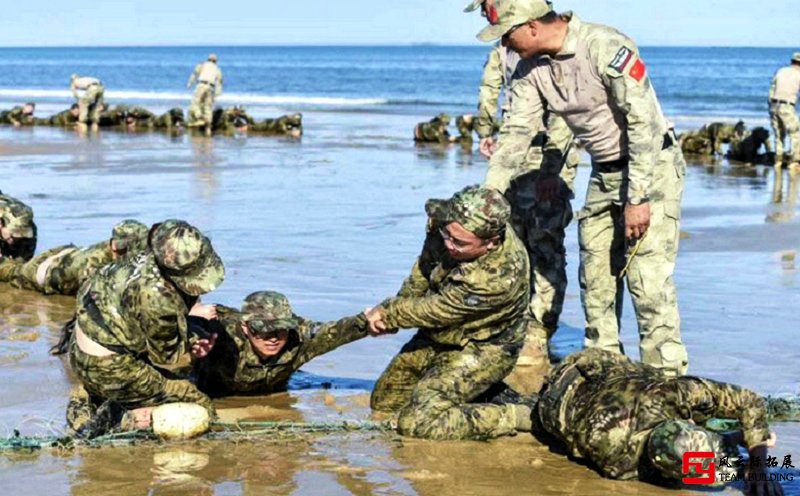 軍事拓展死亡爬行圖片